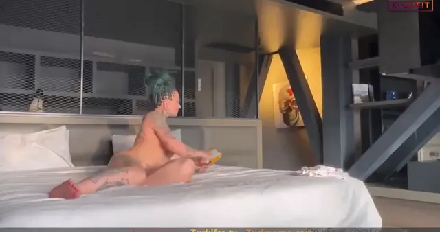 Yağmur Şimşek ifşa nude Cips yiyip TV izledi — Yağmur Şimşek — Türk ifşa · sahne 2
