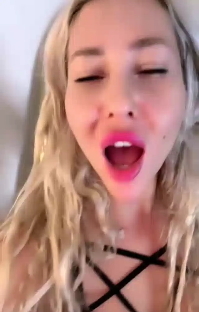 Ulyana ifşa Seksi hatundan jartiyerli göt show — Tango Ulyana — Bedava Porno · sahne 3
