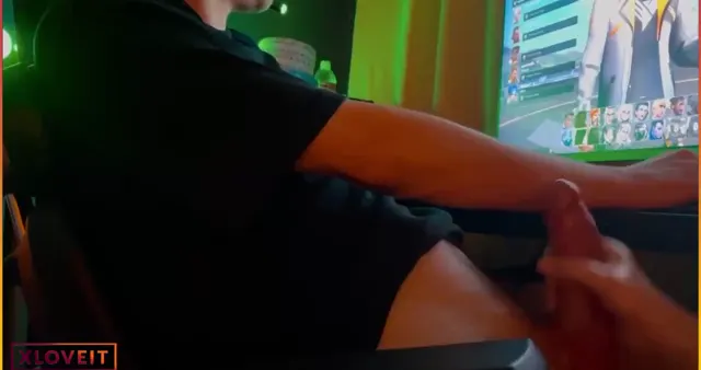 Valorant oynayan sevgilisine 31 çekiyor — Amatör Porno · sahne 1