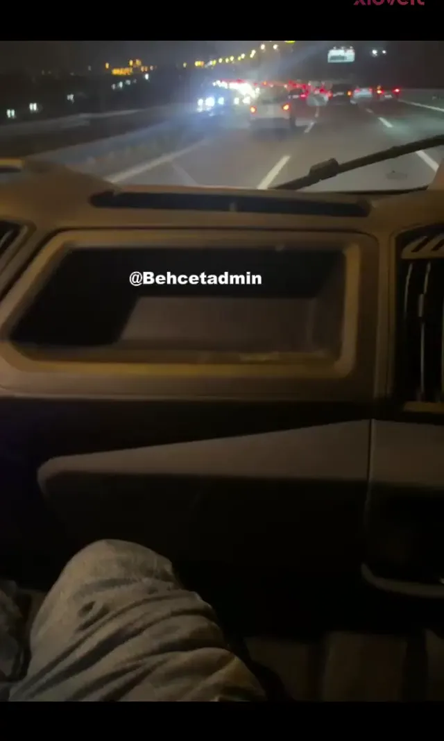 Valori ifşa Arabada trafikte amcık sik okşadı — Canlı Yayınlar · sahne 2