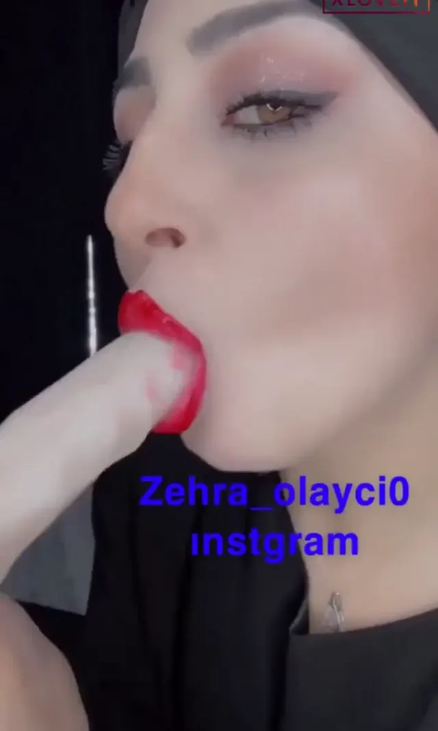 Zehra Olaycı ifşa Kapalı kadın sik yalar gibi dildo sömürdü — Zehra Olaycı — Türk ifşa · sahne 1