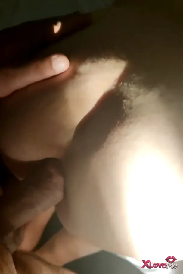 Köylü Porno — Amatör Türk Porno Telefon ışığıyla nasıl siktiğini gösterdi