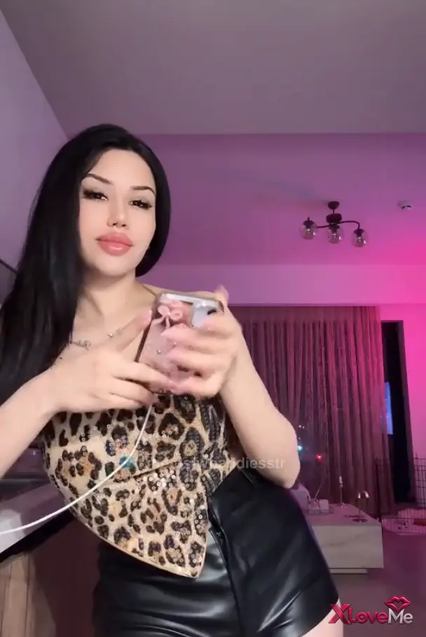 Burcu ifşa Seksi güzel kızdan yarım saatlik video — Burcu