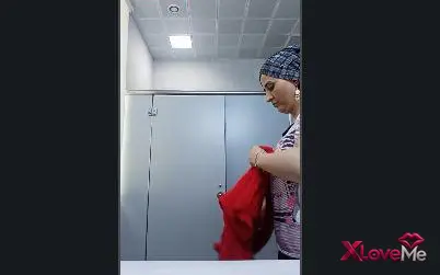 Tesettürlü — Çalıştığı yerin tuvaletinde soyunan Türbanlı olgun