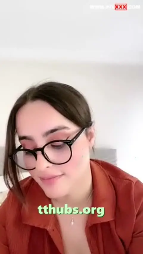 Gözlüklü esmer yatakta soyunup inliyor - Porno Video — Gözlüklü