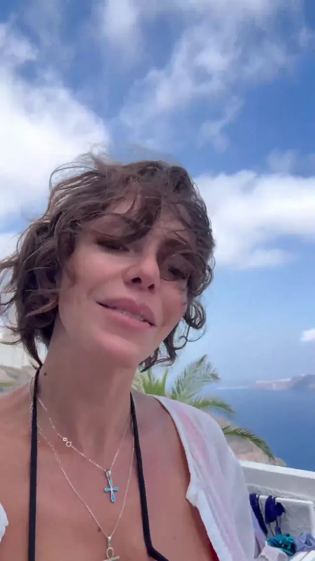 Karolin Fisekci Patreon Ifsa Santorini Beyaz Bikini Dikey — Karolin Fişekçi