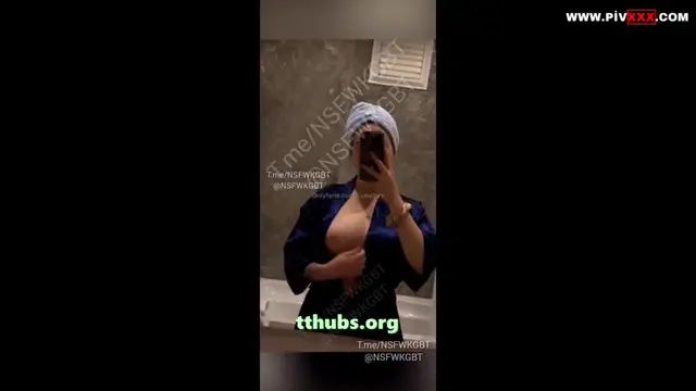Luna Bognya Banyoda Önce Bornoz Açıp Aynada Çıplak Poz Veriyor Yatakta Bacaklarını Kaldırıyor — Luna Bognya