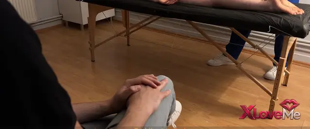 Masaj Porno HD Hotwife Ada Kocasının yanında masöre sikildi — Hotwife Ada