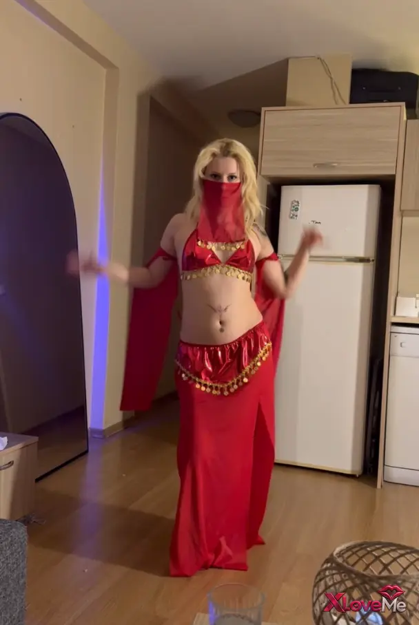 Türk İfşa Arşiv — Nazenin ifşa Seksi hatun dansöz kostümüyle kıvırttı — Nazenin