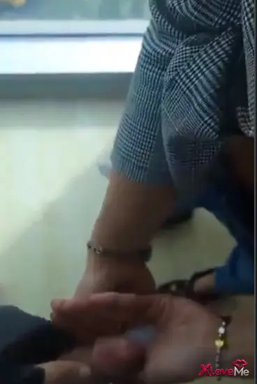 Sikiş Video — Ofiste Türbanlı temizlikçiyi sikip avucuna boşaldı