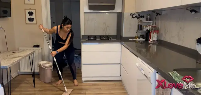 Talya Burcu ifşa Sexy hatun mutfağı süpürdü — Talya Burcu