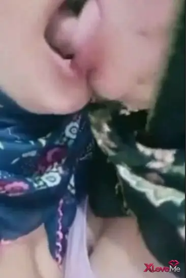 Bedava Porno — Türbanlı Lezbiyenler ifşa Canlı yayında tülbentli öpüşme izle
