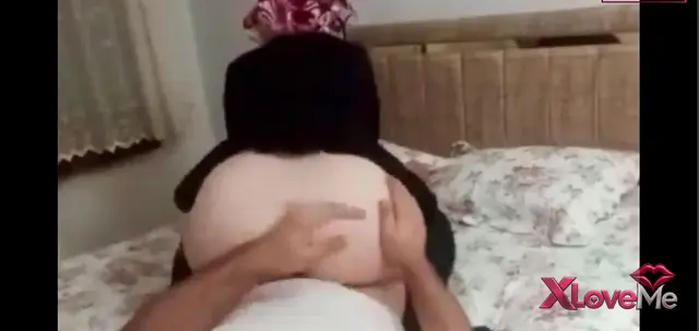 Tesettürlü — Türbanlı olgun porno Ev hanımı kucakta