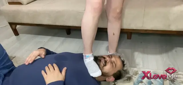 Ayak Fetiş Porno — Türk Mistress önce ayakalrıyla boğdu sonra koklattı — Keyifhane