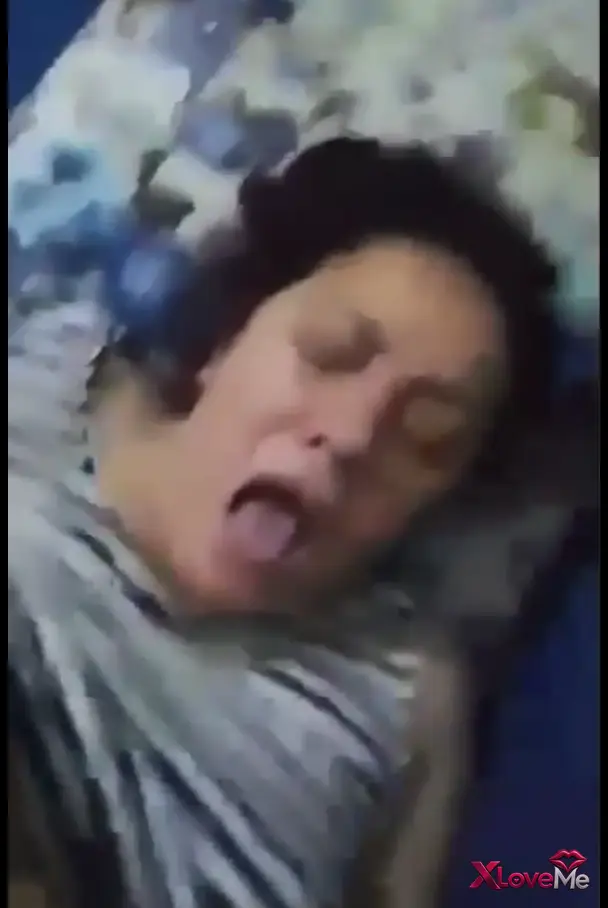Yaşlı Kadın Porno — Yaşlı kadının güzel amını bağırtarak sikişini bedava izle