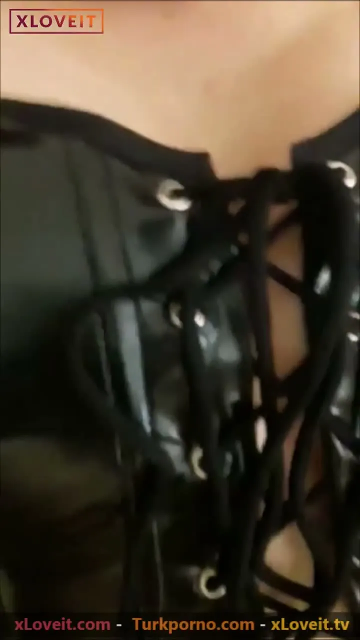 Deri fantezi kıyafetiyle yattı altına — Türk Porno