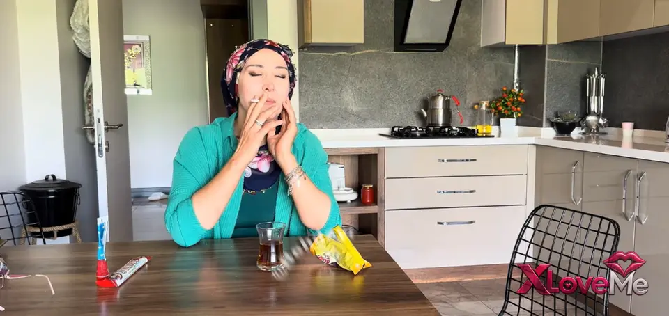 Fatma ile Her telden ifşa Sigarasını tüttürüp devam etti — Fatma ile Her Telden — Türk ifşa