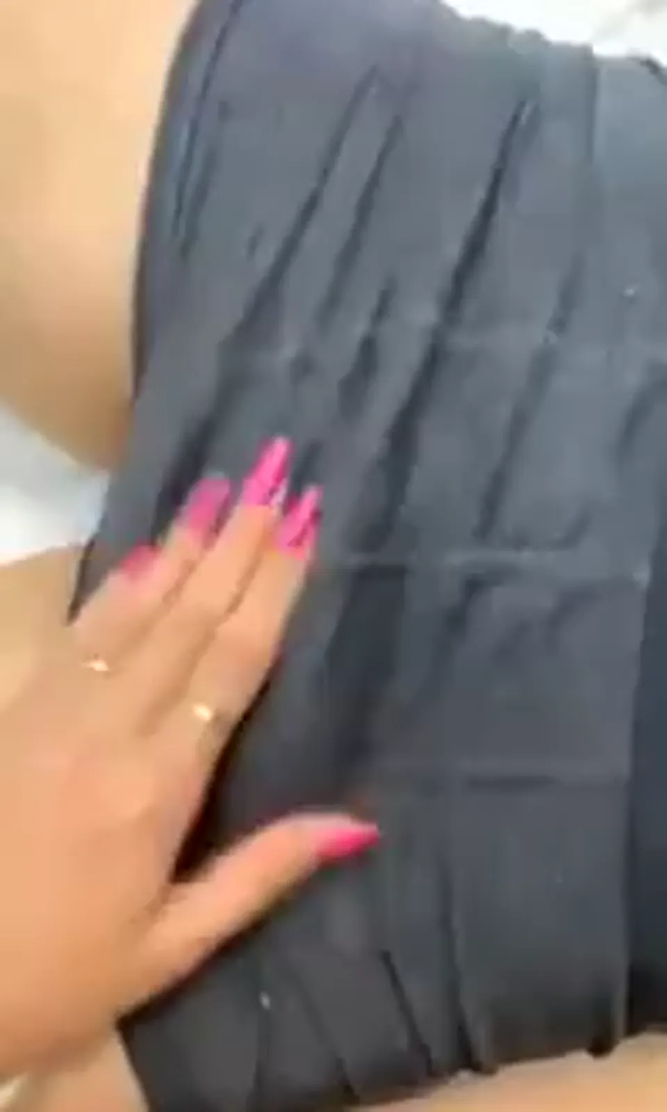 Parmaklarıyla sulandırdığı deliğe girip muradına erdi — Konulu Porno
