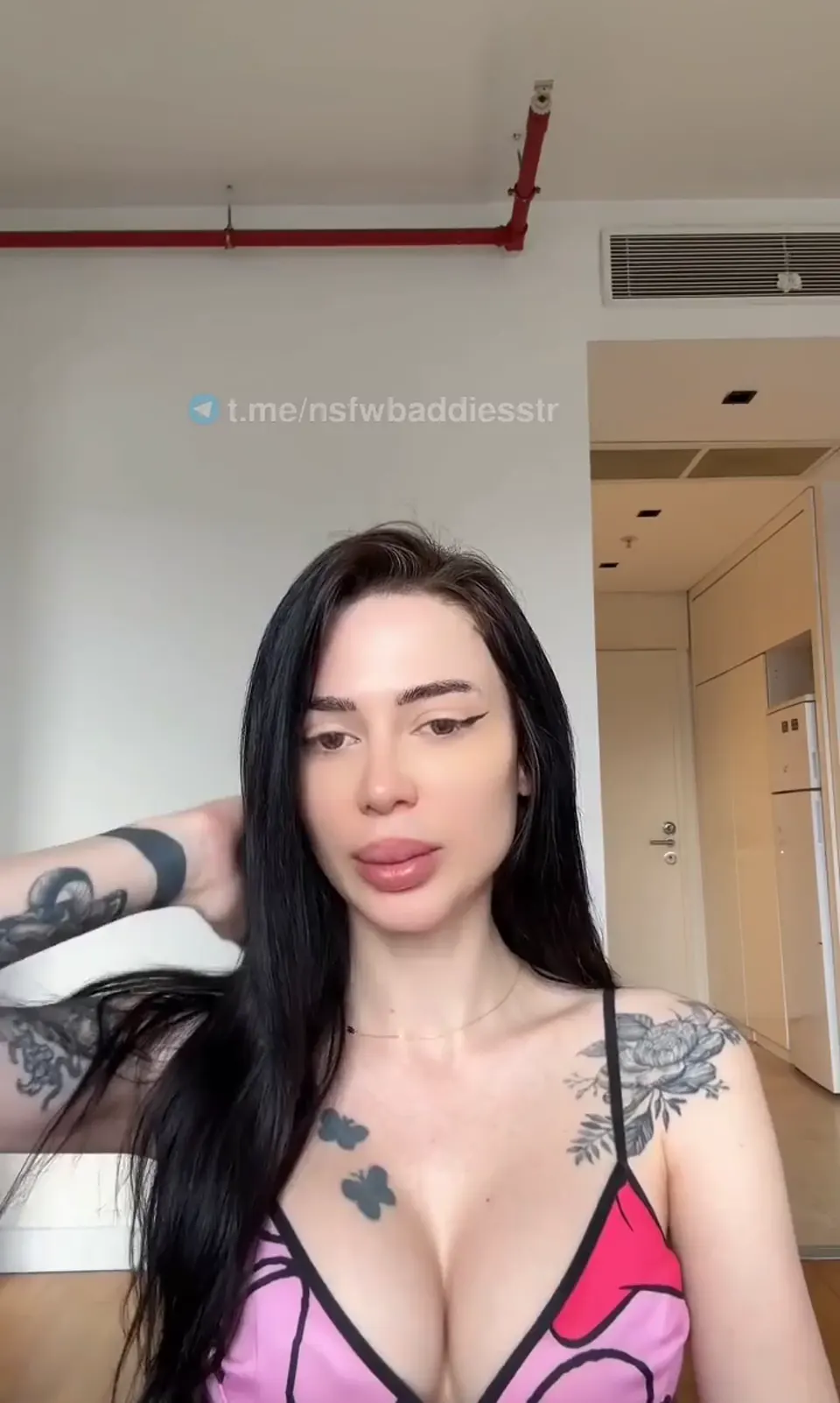 Mico Elina ifşa Dövmeli göğüs dekolteli full yayın — Canlı Yayınlar