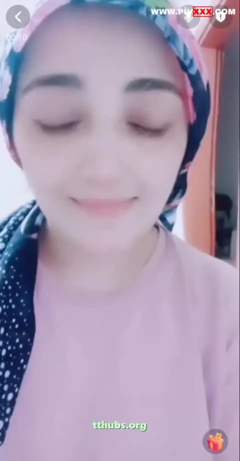 Türbanlı köylü kızı, sevgilisine görüntülü olarak memlerini gösteriyor - Porno Video — Türk ifşa