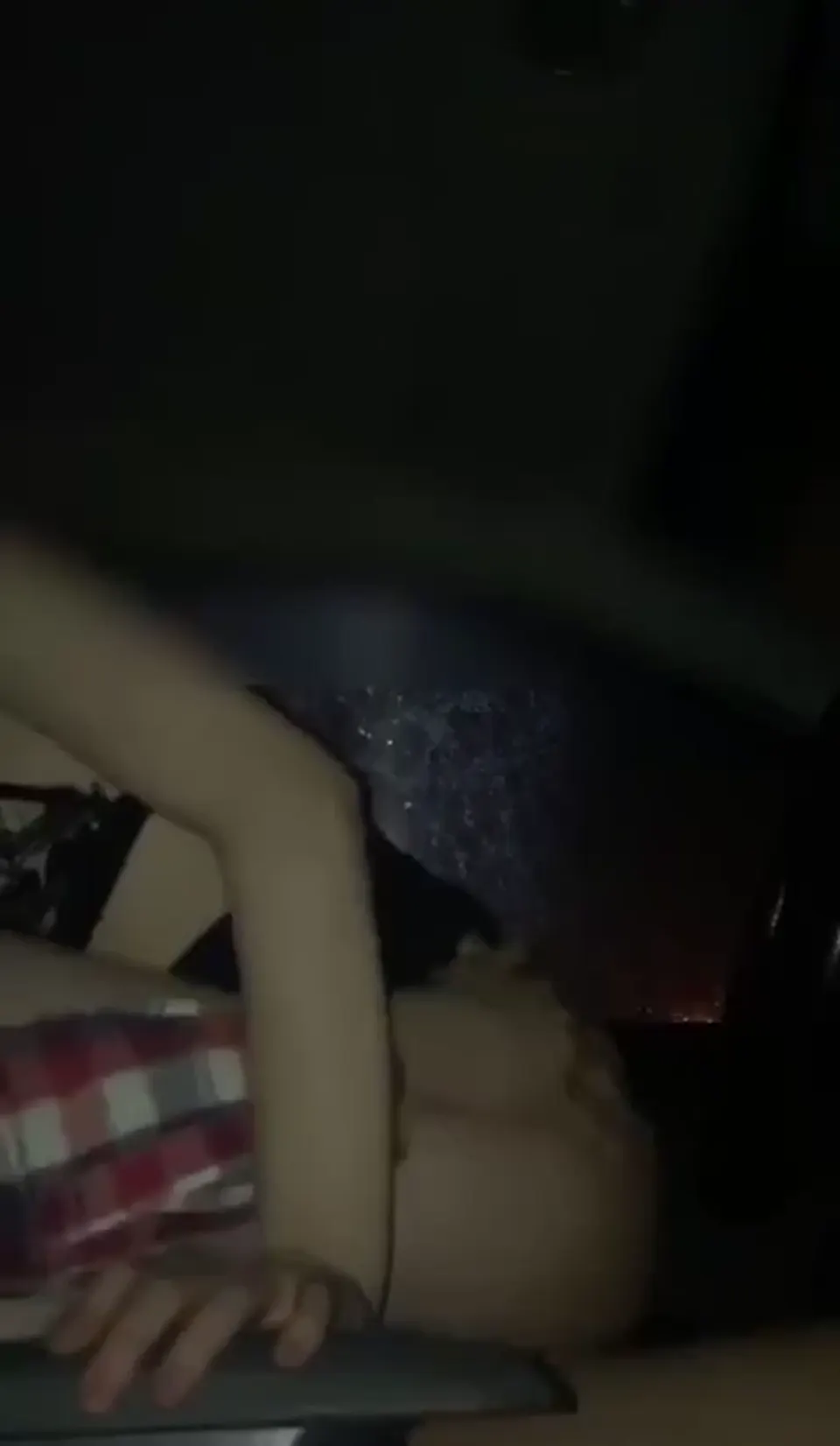 Yeni evli kocasını arabada aldattı — Amatör Porno